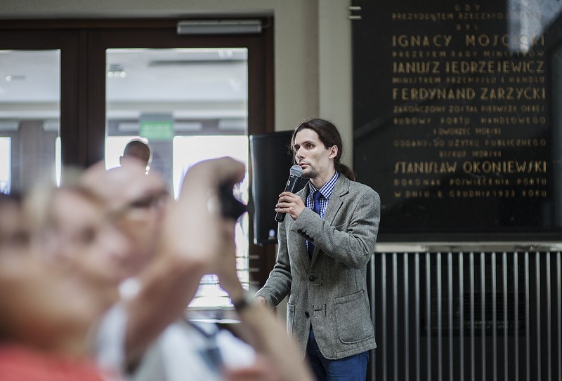 Zwiedzanie budynku dawnego Dworca Morskiego, obecnie Muzeum Emigracji - 4. międzynarodowa konferencja naukowa Modernizm w Europie - modernizm w Gdyni / fot. Bogna Kociumbas