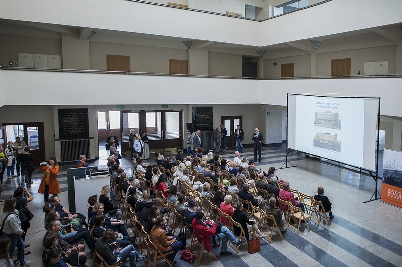 Zwiedzanie budynku dawnego Dworca Morskiego, obecnie Muzeum Emigracji - 4. międzynarodowa konferencja naukowa Modernizm w Europie - modernizm w Gdyni / fot. Bogna Kociumbas