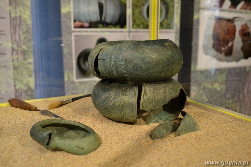 Skarb znaleziony w Kaczej - wystawa archeologiczna w Gdynia InfoBox