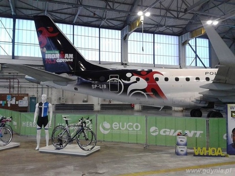LOT-owski samolot Embraer 175 przez najbliższe pół roku będzie latał w barwach Herbalife IRONMAN 70.3 Gdynia, fot. Herbalife Triathlon