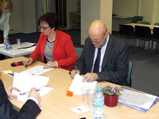 Dyrektor Zarządu Dróg i Zieleni w Gdyni Roman Witowski podpisuje umowę, fot. Agencja Rozwoju Gdyni