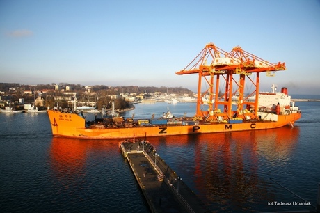 Statek „Zenhua 8 z dwiema suwnicami kontenerowymi dla Bałtyckiego Terminalu Kontenerowego w Gdyni, fot. Tadeusz Urbaniak/Zarząd Morskiego Portu Gdynia S.A.