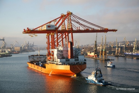Statek „Zenhua 8 z dwiema suwnicami kontenerowymi dla Bałtyckiego Terminalu Kontenerowego w Gdyni, fot. Tadeusz Urbaniak/Zarząd Morskiego Portu Gdynia S.A.