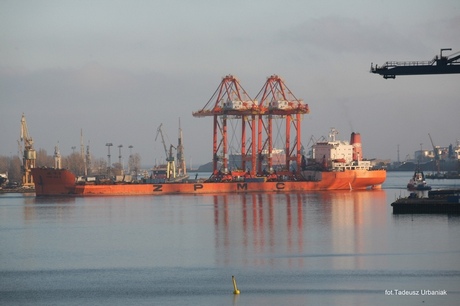 Statek „Zenhua 8 z dwiema suwnicami kontenerowymi dla Bałtyckiego Terminalu Kontenerowego w Gdyni, fot. Tadeusz Urbaniak/Zarząd Morskiego Portu Gdynia S.A.