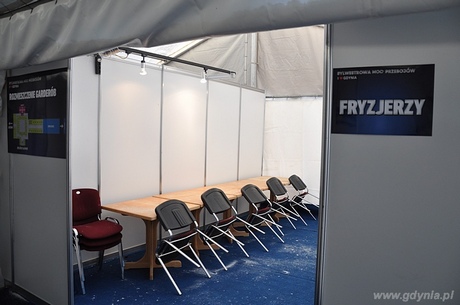 Pomieszczenie dla fryzjerów gwiazd Sylwestrowej Mocy Przebojów z Polsatem, fot. Michał Kowalski
