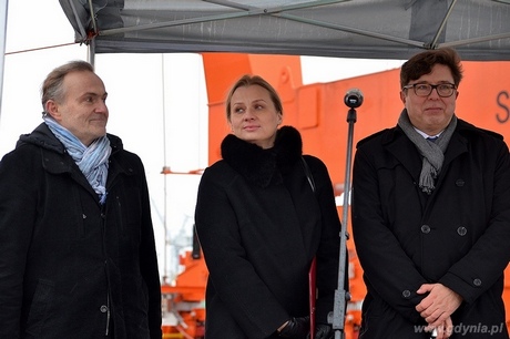 Wojciech Szczurek Prezydent Gdyni, Dorota Pyć - podsekretarz stanu ds. gospodarki morskiej i żeglugi śródlądowej w Ministerstwie Infrastruktury i Rozwoju i poseł Tomasz Aziewicz na inauguracji nowych suwnic BCT, fot. Michał Puszczewicz