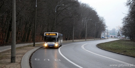 Autobus linii 150 na buspasie w Gdyni na ul. Kieleckiej, fot. Michał Kowalski