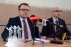 Na zdjęciu medale biegów Grand Prix Gdyni 2015, które tworzą figurkę podium wraz z trzema uczestnikami, fot. Gdyńskie Centrum Sportu