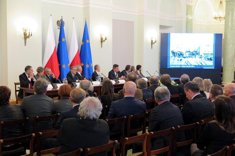 Prezydent Wojciech Szczurek zaprezentował dobre praktyki związane z ochroną architektury modernistycznej w Gdyni / fot. Robert Hirsch