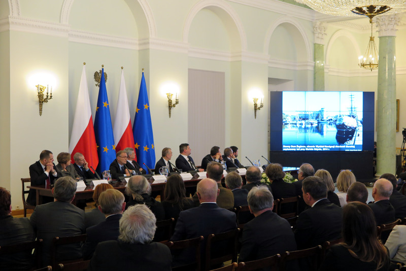 Prezydent Wojciech Szczurek zaprezentował dobre praktyki związane z ochroną architektury modernistycznej w Gdyni / fot. Robert Hirsch