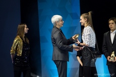 Joanna Zielińska Pełnomocnik Prezydenta Miasta Gdyni ds. Kultury Fizycznej i Sportu wręcza statuetkę Nadzieja Gdyńskiego Sportu Kamili Podgórnej, fot. Karol Stańczak