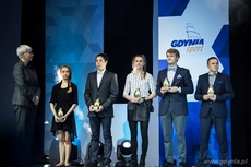 Joanna Zielińska oraz Natalia Kozioł, Mateusz Arndt, Kamila Podgórna, Filip Ciszkiewicz i Michał Nalepa Nadzieje Gdyńskiego Sportu, fot. Karol Stańczak