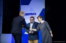 W kategorii Lider Sportu Szkolnego wyróżnienie od wiceprezydenta Bartosza Bartoszewicza odbiera Monika Małyszko ze Szkoły Podstawowej nr 48, fot. Karol Stańczak