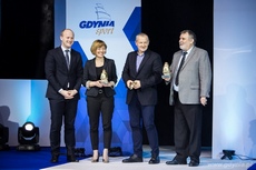 Wiceprezydent Bartosz Bartoszewicz z dyrektorami szkół ponadgimnazjalnych Ewą Śliwińską (VI LO), Wiesławem Kosakowskim (III LO) i Leszkiem Ciesielskim (I ALO) wyróżnionymi w kategorii Lider Sportu Szkolnego, fot. Karol Stańczak