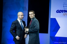 Przewodniczący Rady Miasta Gdyni Zygmunt Zmuda-Trzebiatowski i Daniel Piechnik z nagrodą dla Macieja Cetnerowskiego, Trenera Roku 2014 w Gdyni, fot. Karol Stańczak