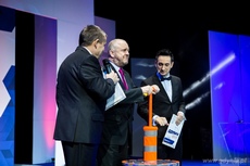 Wiceprezydent Gdyni Marek Stępa pompuje gdyński żagiel, fot. Karol Stańczak