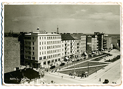 Kartka na urodziny Gdyni, wydana wraz z 1180 numerem Ratusza - Skwer Kościuszki Na pierwszym planie budynek Komunalnej Kasy Oszczędnościowej, ok. 1938 r. Fot. Ze zbiorów Muzeum Miasta Gdyni