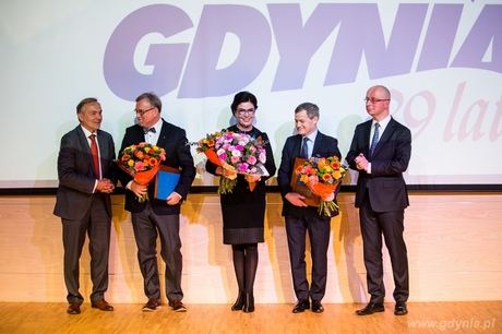 Od lewej Prezydent Gdyni Wojciech Szczurek, Sławomir Kitowski, Elżbieta Gurska, Zbigniew Zienowicz i Przewodniczący Rady Miasta Gdyni Zygmunt Zmuda-Trzebiatowski, fot. Karol Stańczak