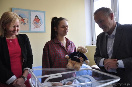 Od lewej: Pełnomocnik Prezydenta Gdyni ds. Rodzin Beata Szadziul, mama Doriana oraz Prezydent Gdyni Wojciech Szczurek, fot. Dorota Nelke