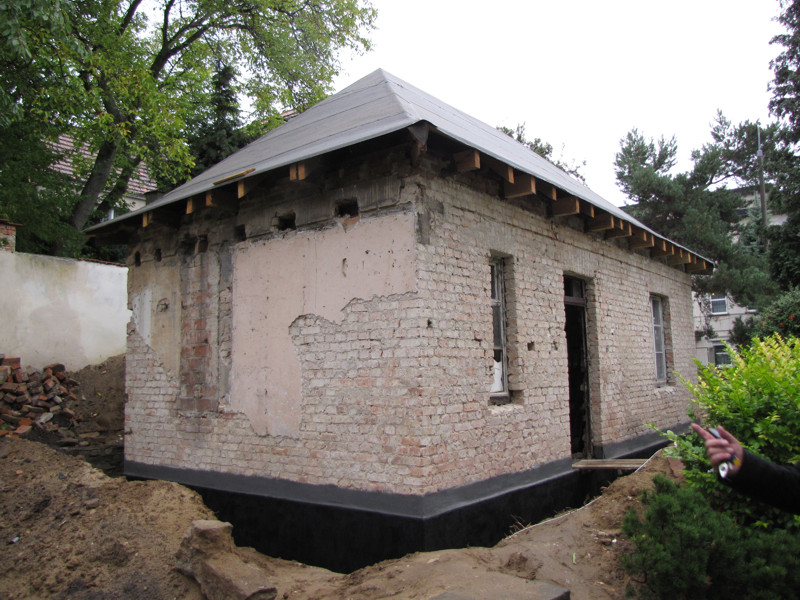 Domek ogrodowy, ul. Korzeniowskiego 3 - budynek w trakcie prowadzenia prac remontowych