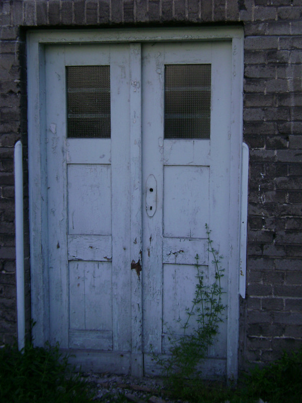 Drzwi elewacji tylnej budynku F Akademii Morskiej przed wykonaniem prac konserwatorskim