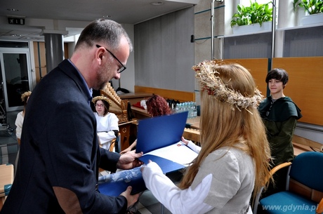 Wiceprezydent Guć wręcza dyplomy z gratulacjami, fot. Michał Kowalski