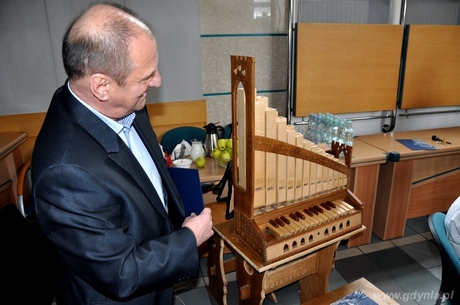 Dyrektor Młodzieżowego Domu Kultury prezentuje działanie instrumentu, fot. Michał Kowalski