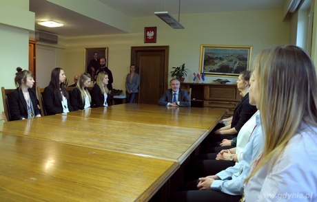 Prezydent Gdyni Wojciech Szczurek z koszykarskimi mistrzyniami Polski, fot. Michał Kowalski