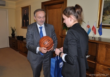 Prezydent Gdyni Wojciech Szczurek otrzymał od zawodniczek Sportowej Politechniki Gdynia piłkę z autografami, fot. Michał Kowalski