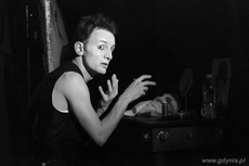 Monodram „Być jak Charlie Chaplin  w wykonaniu Mateusza Deskiewicza / fot. Wiesław Czerniawski