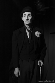 Monodram „Być jak Charlie Chaplin  w wykonaniu Mateusza Deskiewicza / fot. Wiesław Czerniawski