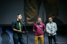 Pierwsze wyróżnienie w kategorii alpinizm przypadło Aleksandrowi Ostrowskiemu (w środku) za jednoosobową wyprawę na Cho Oyu (8201 m) zakończoną pierwszym polskim zjazdem na nartach z tego szczytu, fot. Karol Stańczak