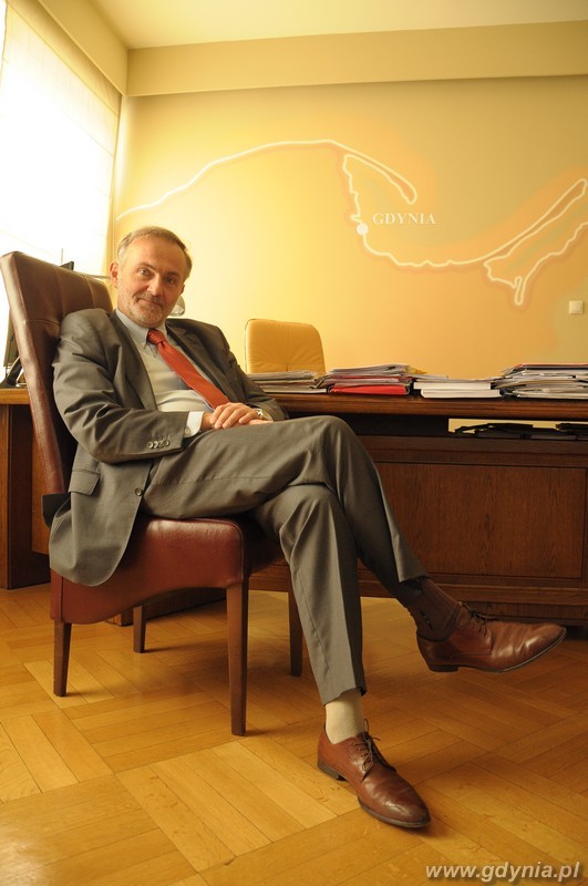 Prezydent Gdyni w różnokolorowych skarpetkach z okazji Światowego Dnia Zespołu Downa / fot. Dorota Nelke