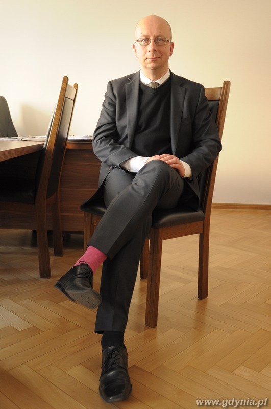 Przewodniczący Rady Miasta Gdyni w różnokolorowych skarpetkach z okazji Światowego Dnia Zespołu Downa / fot. Dorota Nelke