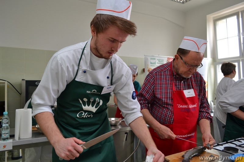 Jerzy Zając razem z uczniem Zespołu Szkół Hotelarsko – Gastronomicznych podczas konkursu „Znani i lubiani gotują z uczniami” / fot. Zespół Szkół Hotelarsko – Gastronomicznych