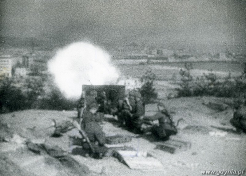 1945 r. - Rosjanie ostrzeliwują Oksywie / fot. ze zbiorów Muzeum Miasta Gdyni