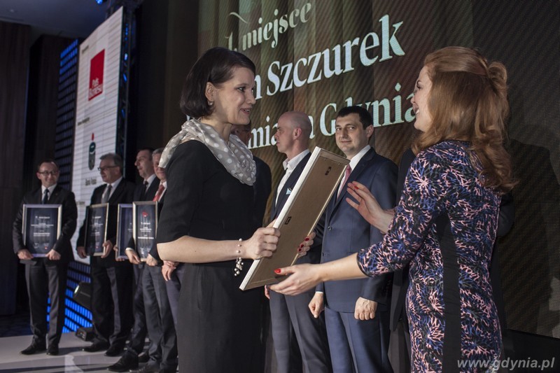 Wojciech Szczurek Samorządowym Menedżerem Regionu 2014, Nagrodę odbiera Wiceprezydent Gdyni Katarzyna Gruszecka-Spychała / fot. fot. BIS Agency