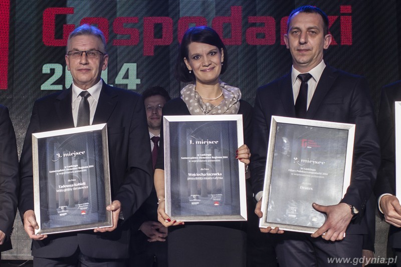 Wojciech Szczurek Samorządowym Menedżerem Regionu 2014, Nagrodę odbiera Wiceprezydent Gdyni Katarzyna Gruszecka-Spychała / fot. fot. BIS Agency