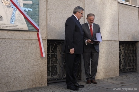 Prezydent RP Bronisław Komorowski przekazuje tekst rozporządzenia nadający gdyńskiemu Śródmieściu tytułu Pomnika Historii, fot. Dorota Nelke