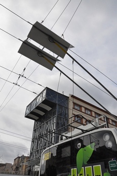Dwunapędpowych trolejbus Solaris 12M automatycznie podłącza się do sieci, fot. Dorota Nelke