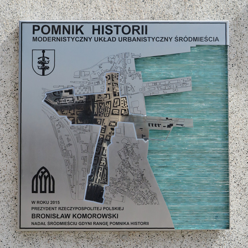 Tablica upamiętniająca nadanie tytułu pomnika historii śródmieścia Gdyni