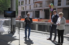 Prezydent Gdyni Wojciech Szczurek na uroczystym zawieszeniu wiechy nad Baltiq Plazą, fot. Dorota Nelke