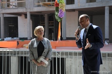 Katarzyna Figura i Prezes Zarządu Moderna Investment Adam Małaczek na uroczystym zawieszeniu wiechy nad Baltiq Plazą, fot. Dorota Nelke