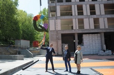 Prezes Zarządu Moderna Investment Adam Małaczek, prezydent Gdyni Wojciech Szczurek i Katarzyna Figura na uroczystym zawieszeniu wiechy nad Baltiq Plazą, fot. Dorota Nelke