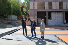 Prezes Zarządu Moderna Investment Adam Małaczek, prezydent Gdyni Wojciech Szczurek i Katarzyna Figura na uroczystym zawieszeniu wiechy nad Baltiq Plazą, fot. Dorota Nelke