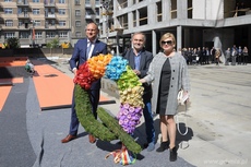 Prezes Zarządu Moderna Investment Adam Małaczek, prezydent Gdyni Wojciech Szczurek i Katarzyna Figura na uroczystym zawieszeniu wiechy nad Baltiq Plazą, fot. Dorota Nelke