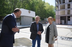 Prezes Zarządu Moderna Investment Adam Małaczek, prezydent Gdyni Wojciech Szczurek i Katarzyna Figura na uroczystym zawieszeniu wiechy nad Baltiq Plazą, fot. Dorota Nelke