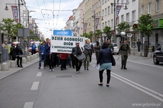 Ulicą Świętojańską przeszedł marsz w ramach XI Gdyńskich obchodów Dnia Godności Osób z Niepełnosprawnością Intelektualną, fot. Michał Kowalski