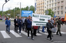 Ulicą Świętojańską przeszedł marsz w ramach XI Gdyńskich obchodów Dnia Godności Osób z Niepełnosprawnością Intelektualną, fot. Michał Kowalski