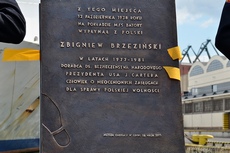 Tablica poświęcona Zbigniewowi Brzezińskiemu, który z Gdyni wemigrował do USA, fot. Michał Puszczewicz